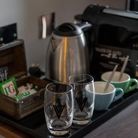 Village Hotel Бракнел Екстериор снимка