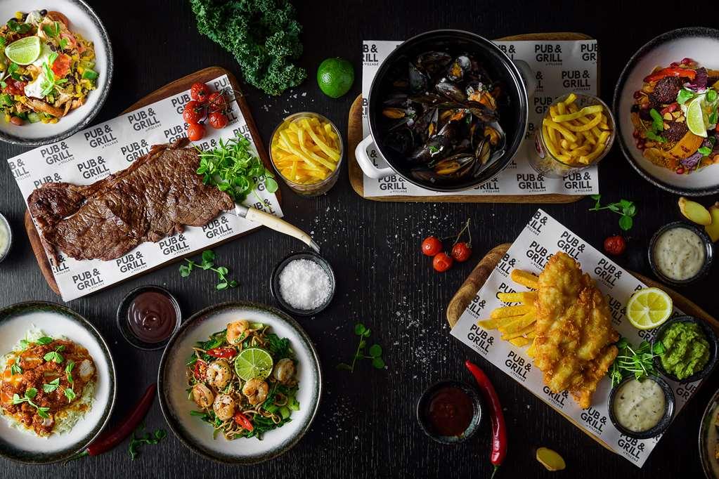 Village Hotel Бракнел Ресторант снимка