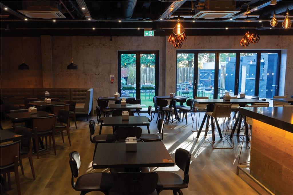 Village Hotel Бракнел Ресторант снимка