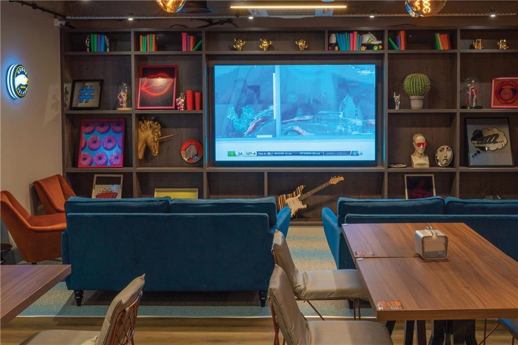 Village Hotel Бракнел Ресторант снимка
